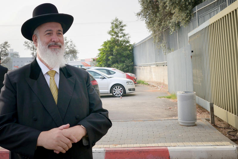 יונה מצגר נכנס לכלא מעשיהו, 2017 (צילום: רוי אלימה/פלאש90)