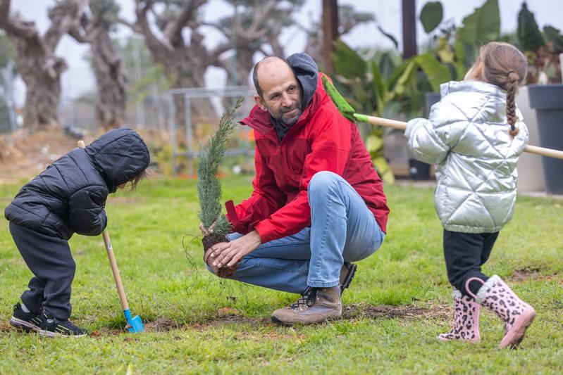 נטיעות במושב ישרש בשפלה (צילום: יוסי אלוני/פלאש 90) נטיעות במושב ישרש בשפלה (צילום: יוסי אלוני/פלאש 90)