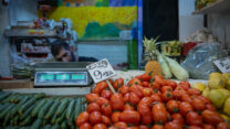 מלפפונים ועגבניות למכירה בשוק מחנה יהודה במרכז ירושלים (צילום חיים גולדברג/פלאש90)