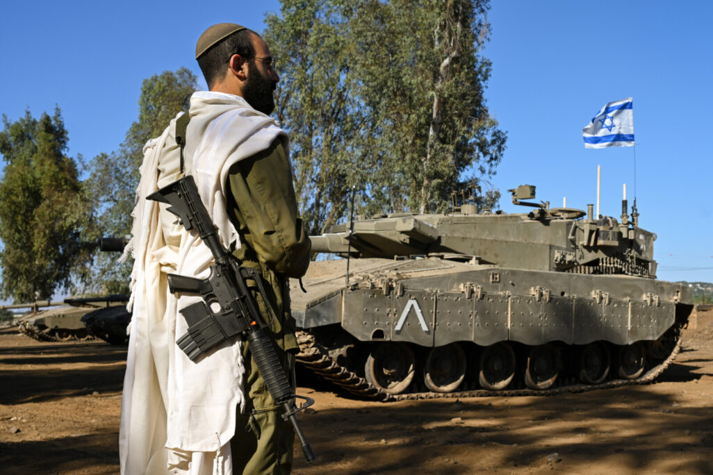חייל ישראלי עם טלית (צילום ארכיון: מיכאל גלעדי / פלאש90) חייל ישראלי עם טלית (צילום ארכיון: מיכאל גלעדי / פלאש90)