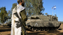 חייל ישראלי עם טלית (צילום ארכיון: מיכאל גלעדי / פלאש90)