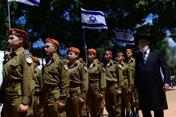 חיילי צה״ל בטקס זיכרון צבאי (צילום ארכיון: תומר נויברג/ פלאש90)