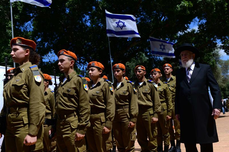 חיילי צה״ל בטקס זיכרון צבאי (צילום ארכיון: תומר נויברג/ פלאש90) חיילי צה״ל בטקס זיכרון צבאי (צילום ארכיון: תומר נויברג/ פלאש90)
