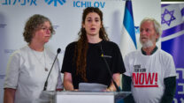 משפחת סיגל בהצהרה ראשונה מבית חולים איכילוב לאחר שחרור קית׳ משבי חמאס (צילום: אבשלום ששוני/ פלאש90)