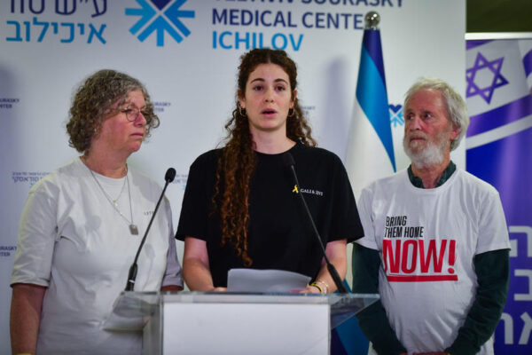משפחת סיגל בהצהרה ראשונה מבית חולים איכילוב לאחר שחרור קית׳ משבי חמאס (צילום: אבשלום ששוני/ פלאש90)