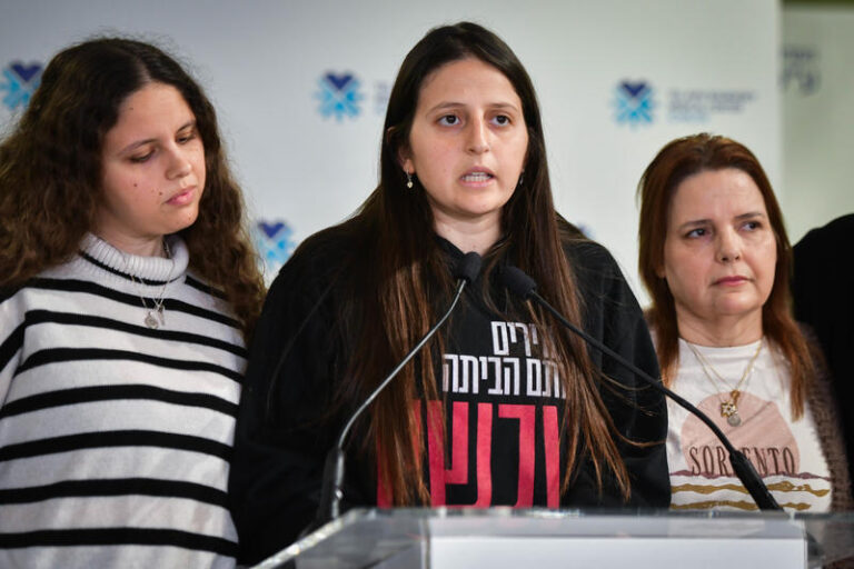 אלה בן עמי ומשפחתה באיכילוב. "אבא מבקש: אל תעצרו, תמשיכו לצעוק את הקול של מי שלא יכול לדבר, עד החטוף האחרון" (צילום: אבשלום ששוני/פלאש 90)