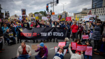 קרובי חטופים מפגינים מול משרד ראש הממשלה בירושלים בזמן ישיבת הקבינט (צילום: יונתן זינדל/פלאש 90)