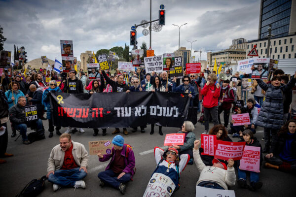 קרובי חטופים מפגינים מול משרד ראש הממשלה בירושלים בזמן ישיבת הקבינט (צילום: יונתן זינדל/פלאש 90)