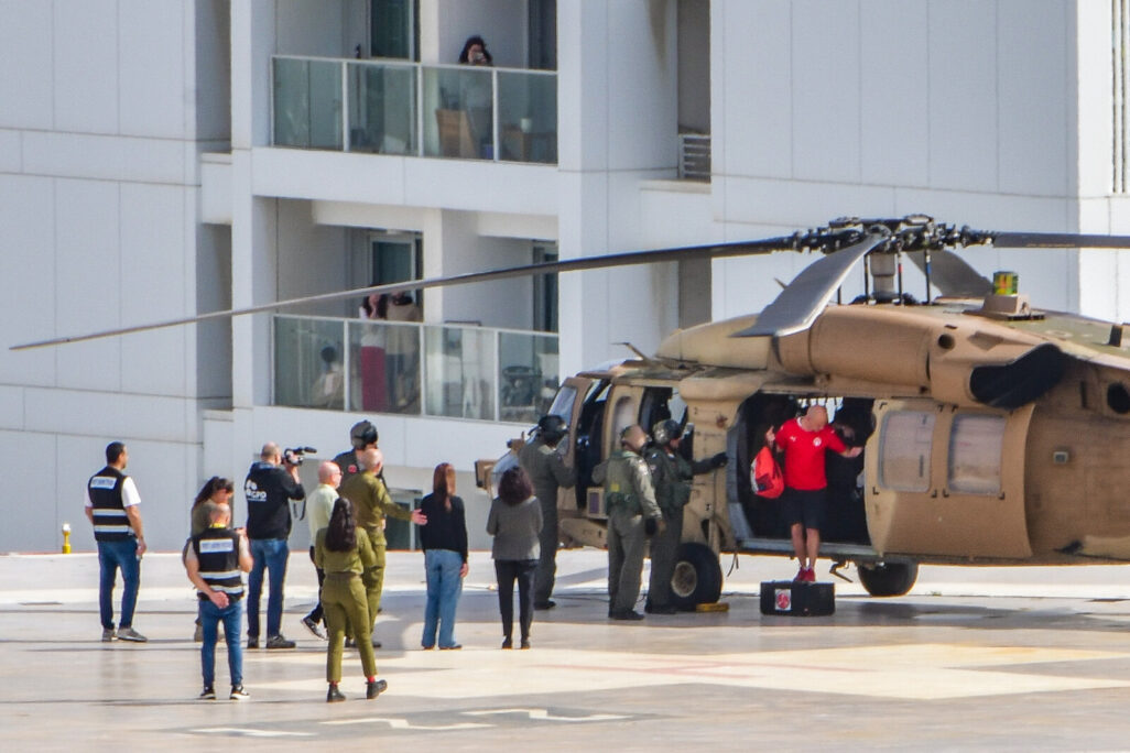 מסוקו של החטוף השב יאיר הורן נוחת בבית החולים איכילוב (צילום: אבשלום ששוני/Flash90)