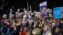 מפגינים בתל אביב בקריאה לשחרור החטופים (צילום: אבשלום ששוני/ פלאש90)