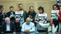 עינב צנגאוקר, אימו של החטוף מתן בדיון בוועדת הכספים של הכנסת (צילום: יונתן זינדל/ פלאש90)