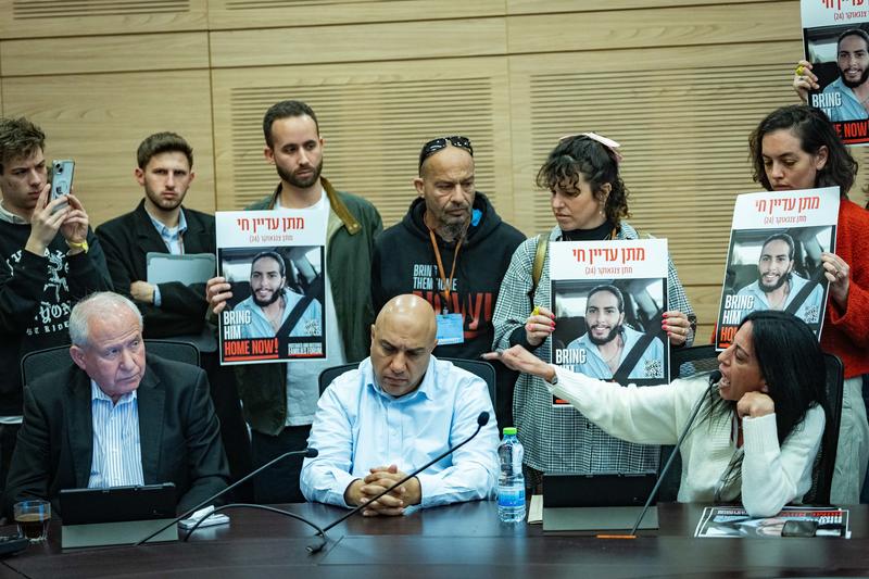 עינב צנגאוקר, אימו של החטוף מתן בדיון בוועדת הכספים של הכנסת (צילום: יונתן זינדל/ פלאש90) עינב צנגאוקר, אימו של החטוף מתן בדיון בוועדת הכספים של הכנסת (צילום: יונתן זינדל/ פלאש90)