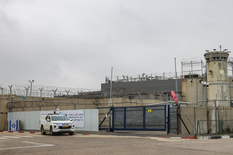 כלא עופר לפני פעימת שחרור האסירים, 22 בפברואר (צילום: ג'מאל עוואד/פלאש90)