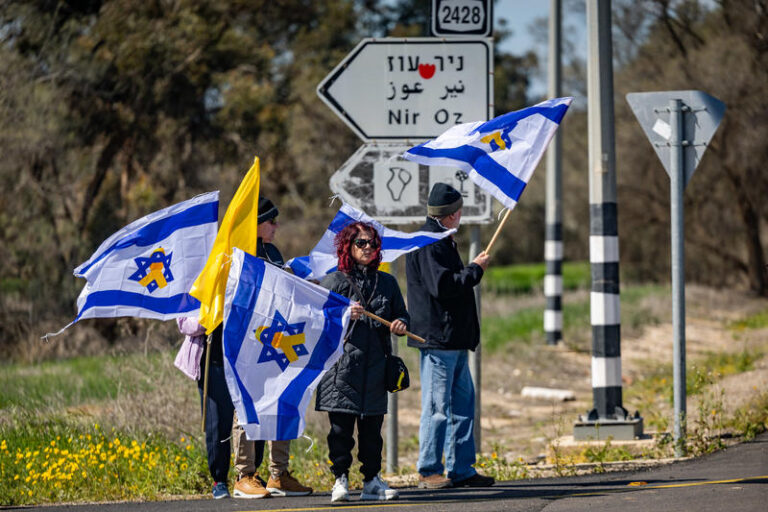 נפרדים מעודד ליפשיץ בכניסה לקיבוץ ניר עוז (צילום: יונתן זינדל/פלאש 90)