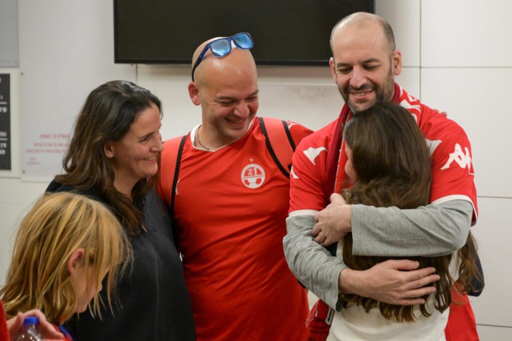 יאיר הורן במפגש עם בני משפחתו (צילום: מעיין טואף / לע"מ)