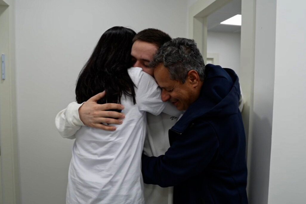 עומר שם טוב במפגש הראשון עם בני משפחתו בבית החולים (צילום: דובר צה״ל) עומר שם טוב במפגש הראשון עם בני משפחתו בבית החולים (צילום: דובר צה״ל)