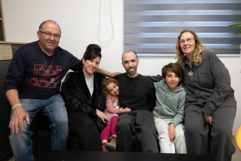 שורד השבי טל שהם במפגש הראשון עם בני משפחתו בבית החולים (צילום: דובר צה״ל)