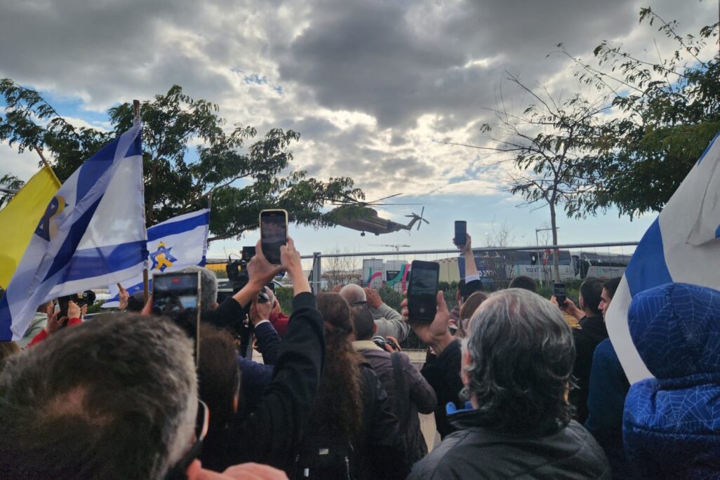 נחיתת המסוק במרכז הרפואי 'שיבא' תל השומר (צילום: דפנה איזברוך) נחיתת המסוק במרכז הרפואי 'שיבא' תל השומר (צילום: דפנה איזברוך)