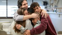 עופר קלדרון עם ילדיו בבית החולים שיבא (צילום: מעיין טואף / לע"מ)