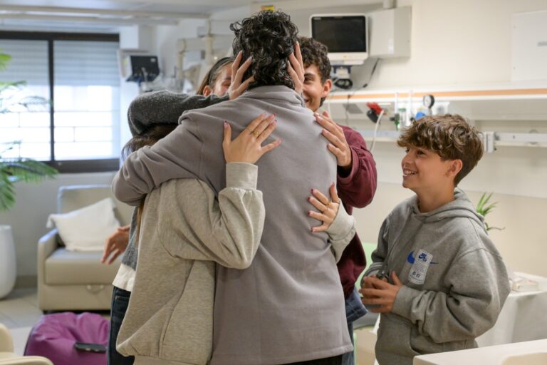 עופר קלדרון עם ילדיו בבית החולים שיבא (צילום: מעיין טואף / לע"מ)