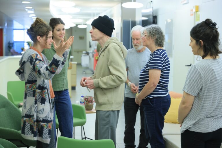 קית' סיגל מתאחד עם משפחתו בבית החולים איכילוב (צילום: רונן חריש / לע"מ)