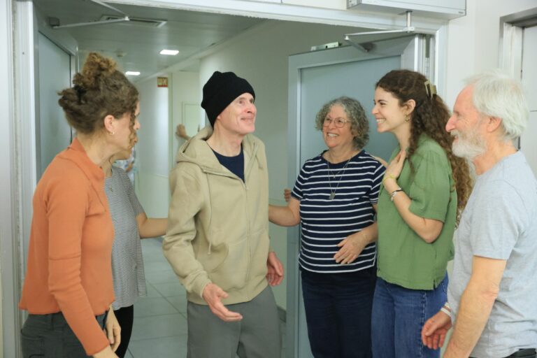 קית' סיגל מתאחד עם משפחתו בבית החולים איכילוב (צילום: רונן חריש / לע"מ)