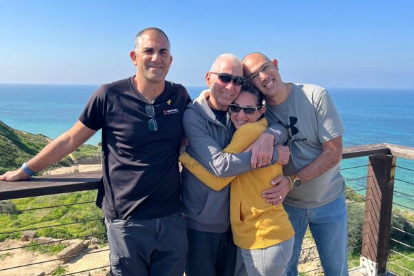שורד השבי גדי מוזס לאחר שחרורו מבית החולים (צילום: באדיבות המשפחה)