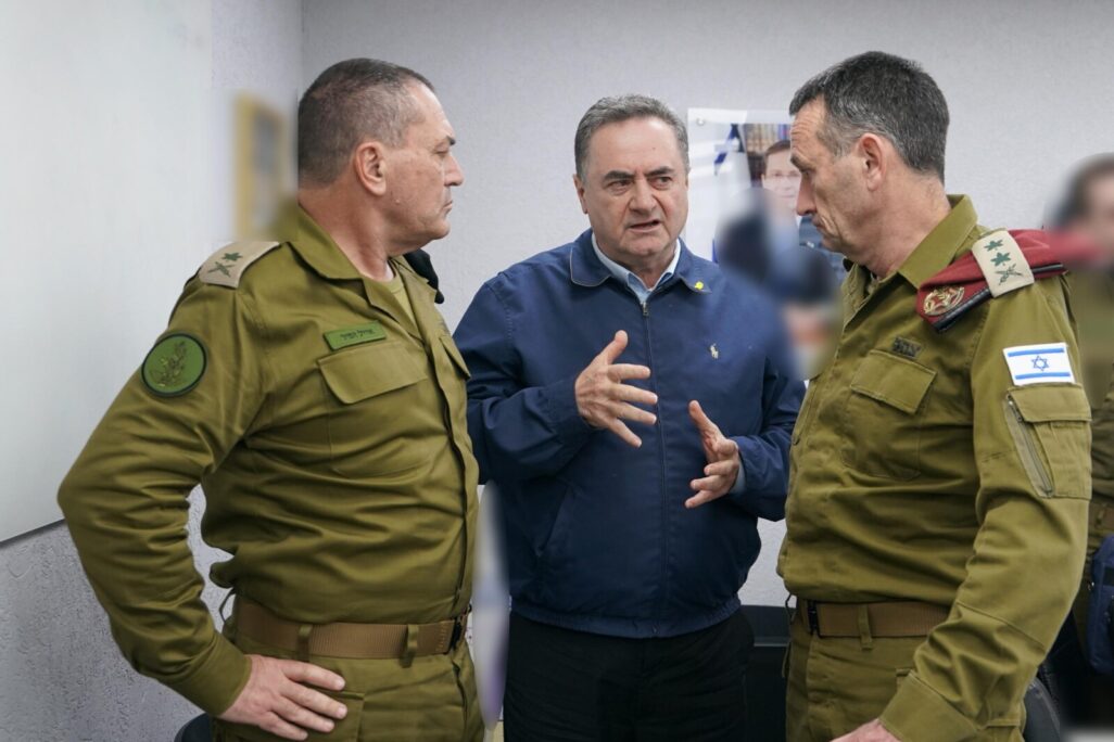 הרמטכ"ל הרצי הלוי, שר הביטחון ישראל כ"ץ והרמטכ"ל הנבחר אייל זמיר (צילום: אריאל חרמוני, משרד הביטחון)
