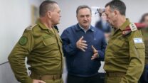 הרמטכ"ל הרצי הלוי, שר הביטחון ישראל כ"ץ והרמטכ"ל הנבחר אייל זמיר (צילום: אריאל חרמוני, משרד הביטחון)