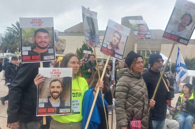 שי דיקמן, בת דודה של כרמל גת ז"ל, בכיכר החטופים. "הסיפור של כל אחד מהחטופים נכנס ללב שלי" (צילום: מיכל מרנץ)