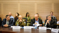 נציג צה"ל תא"ל שי טייב (שני משמאל) בדיון ועדת החוץ והביטחון על חוק הגיוס (צילום: נועם מושקוביץ/דוברות הכנסת)