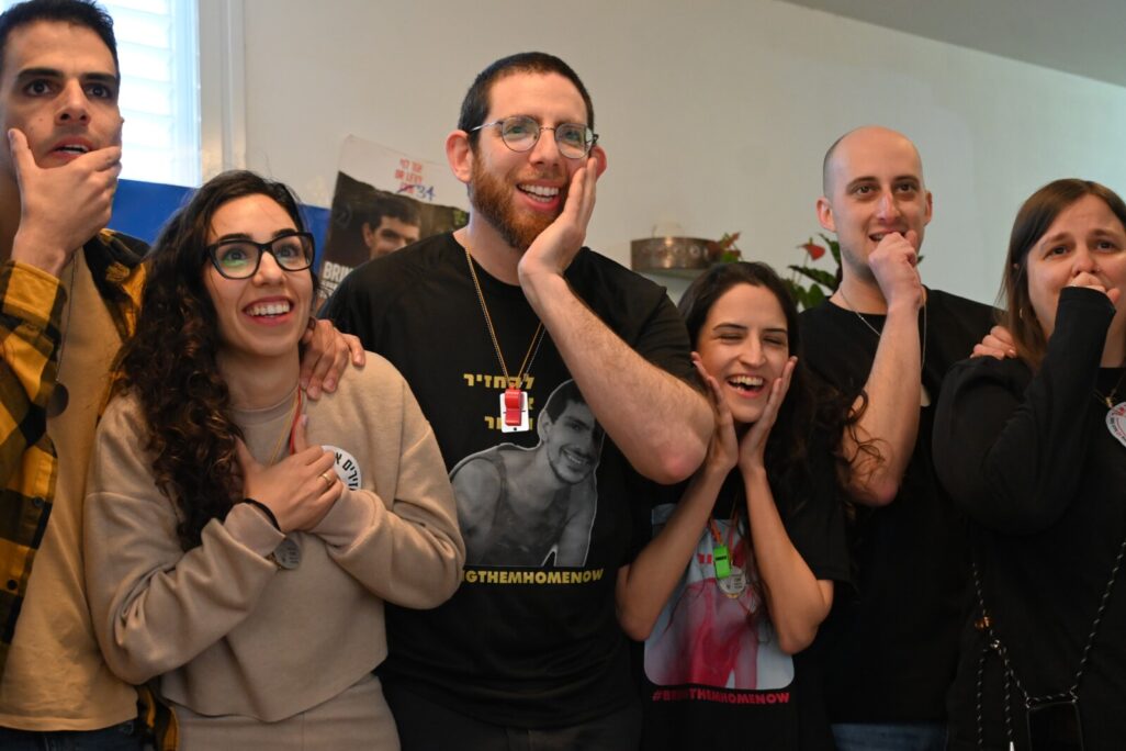 חבריו של אור לוי צופים ברגעי שחרורו מהשבי (צילום: פאולינה פטימר)