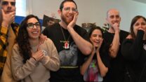 חבריו של אור לוי צופים ברגעי שחרורו מהשבי (צילום: פאולינה פטימר)