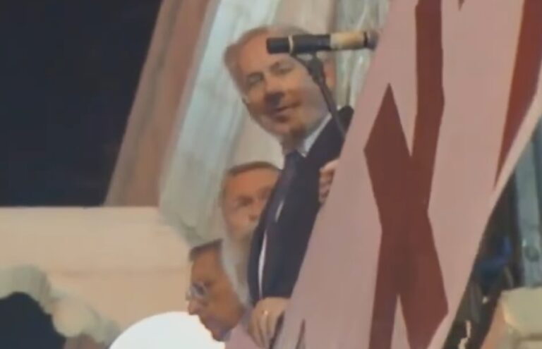 בנימין נתניהו על המרפסת בכיכר ציון בירושלים בהפגנה נגד רבין (צילום מסך: מתוך רשתות חברתיות, שימוש לפי סעיף 27א לחוק זכויות יוצרים)