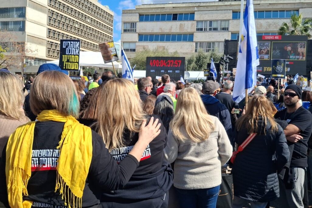 כיכר החטופים ברגעי שחרורם של אוהד בן עמי, אור לוי ואלי שרעבי (צילום: אמיתי פרץ)