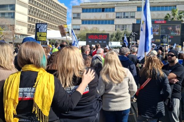 כיכר החטופים ברגעי שחרורם של אוהד בן עמי, אור לוי ואלי שרעבי (צילום: אמיתי פרץ)