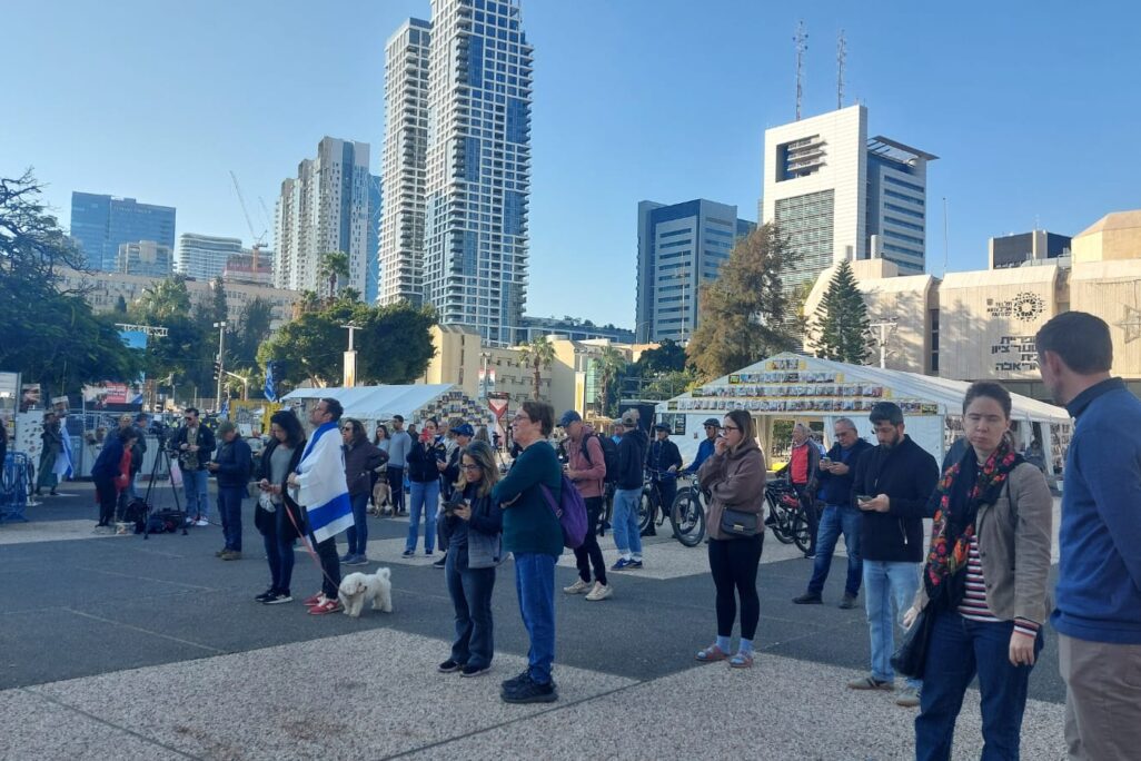 כיכר החטופים בזמן שחרורם של ירדן ביבס ועופר קלדרון (צילום: מיכל מרנץ) כיכר החטופים בזמן שחרורם של ירדן ביבס ועופר קלדרון (צילום: מיכל מרנץ)