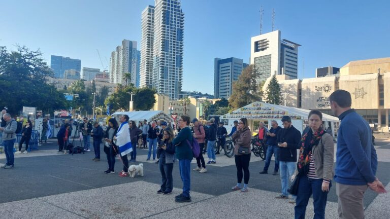 כיכר החטופים בזמן שחרורם של ירדן ביבס ועופר קלדרון (צילום: מיכל מרנץ)