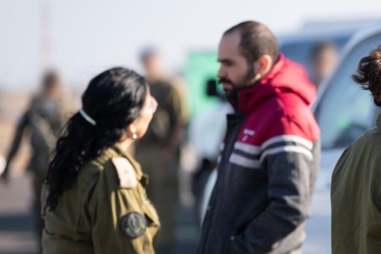 ירדן ביבס במפגש ראשון עם כוחות צה"ל לאחר שחרורו מהשבי (צילום: דובר צה"ל)