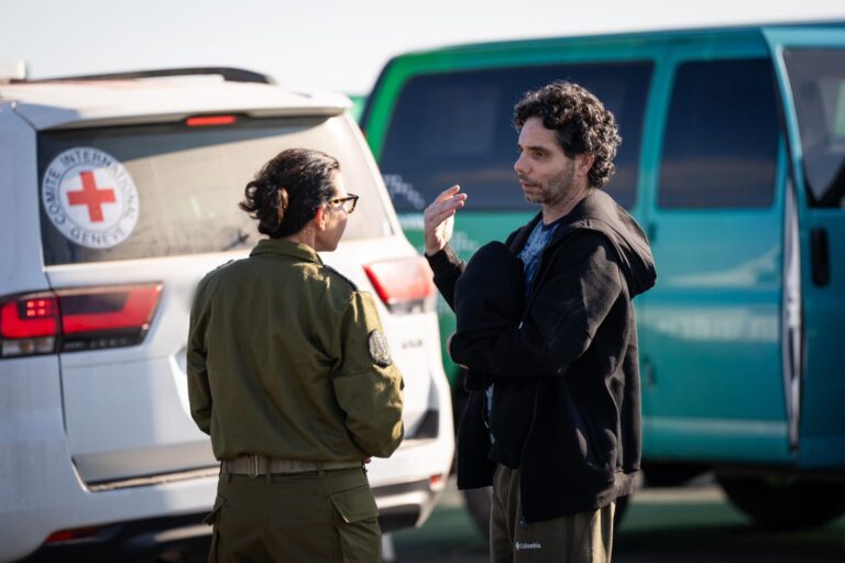 עופר קלדרון במפגש ראשון עם כוחות צה"ל לאחר שחרורו מהשבי (צילום: דובר צה"ל)