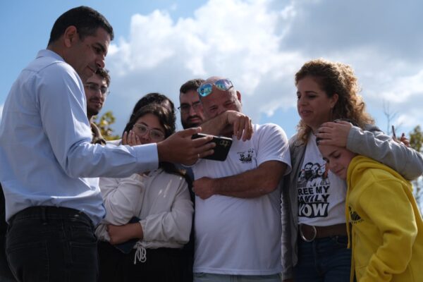 סיימון באום (במרכז) וחברי קיבוץ ניר עוז צופים במפגש הראשון של ירדן ביבס עם בני משפחתו לאחר שחרורו מהשבי סמוך לבניין המגורים של חברי הקיבוץ בקריית גת (צילום: דוד טברסקי)