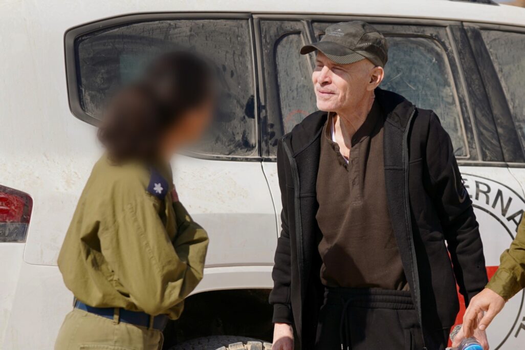קית' סיגל במפגש ראשון עם כוחות צה"ל, לאחר שיצא מרכב הצלב האדום (צילום: דובר צה"ל) קית' סיגל במפגש ראשון עם כוחות צה"ל, לאחר שיצא מרכב הצלב האדום (צילום: דובר צה"ל)