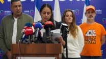בני ובנות משפחת ביבס בהצהרה מבית החולים שיבא לאחר שחרורו של ירדן מהשבי (צילום: דנה רעני)