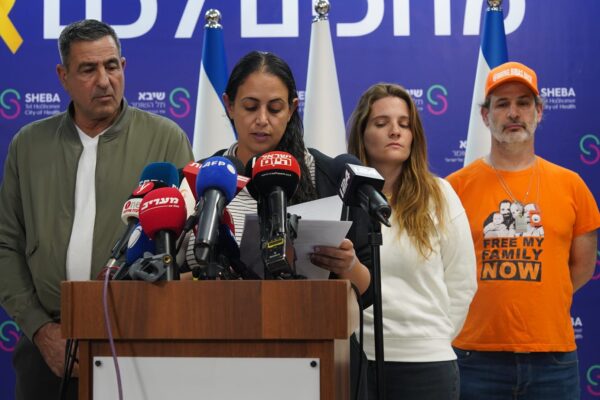 בני ובנות משפחת ביבס בהצהרה מבית החולים שיבא לאחר שחרורו של ירדן מהשבי (צילום: דנה רעני)
