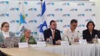הגשת מסקנות ועדת סל הבריאות ל-2025. מימין: ד"ר אסנת לוקסנבורג, מנכ"ל משרד הבריאות משה בר-סימן טוב, שר הבריאול אוריאל בוסו, יו"ר הוועדה פרופ' דינה בן יהודה, מגר' טל מורגנשטיין (צילום: דפנה איזברוך)