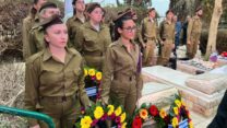 הנחת הזרים בהלווייתו של סמ"ר נחמן רפאל בן עמי (צילום: דוברות עיריית אילת)