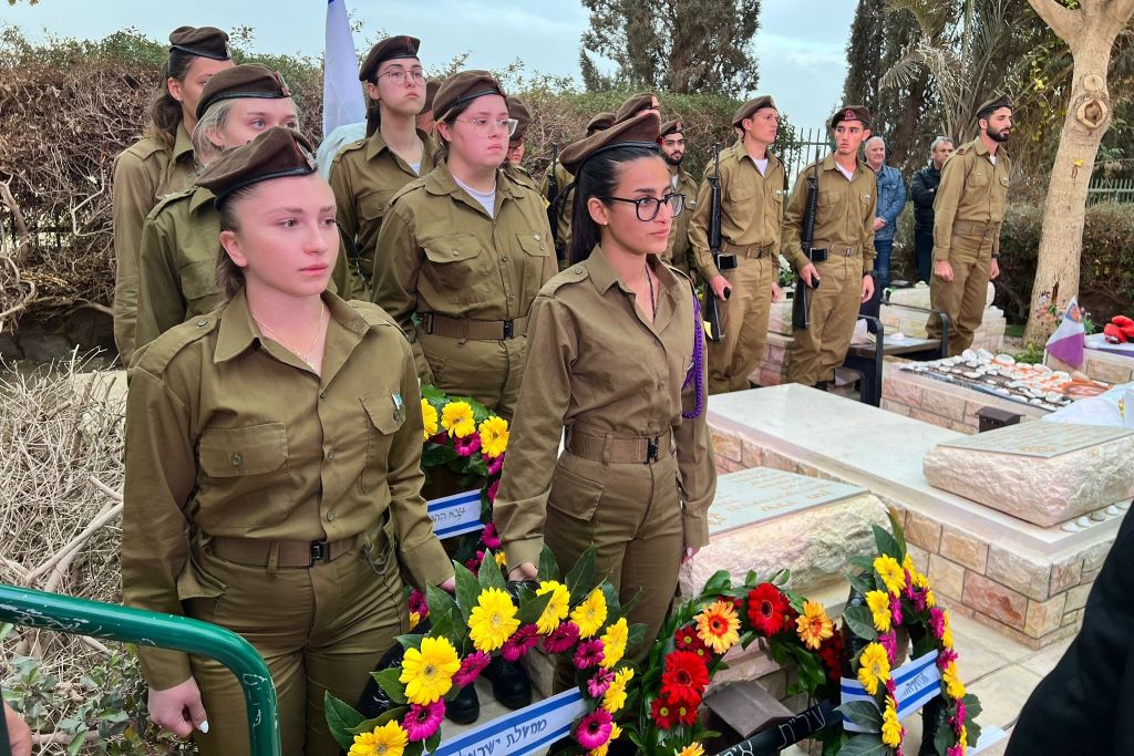הנחת הזרים בהלווייתו של סמ"ר נחמן רפאל בן עמי (צילום: דוברות עיריית אילת) הנחת הזרים בהלווייתו של סמ"ר נחמן רפאל בן עמי (צילום: דוברות עיריית אילת)