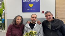 ירדן ביבס והוריו אלי ופנינה בבית החולים שיבא בתל השומר (צילום: מטה המשפחות להחזרת החטופים)