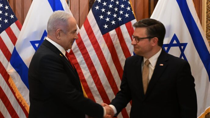 ראש הממשלה בנימין נתניהו עם יו"ר בית הנבחרים מייק ג'ונסון (צילום: אבי אוחיון/ לע"מ)