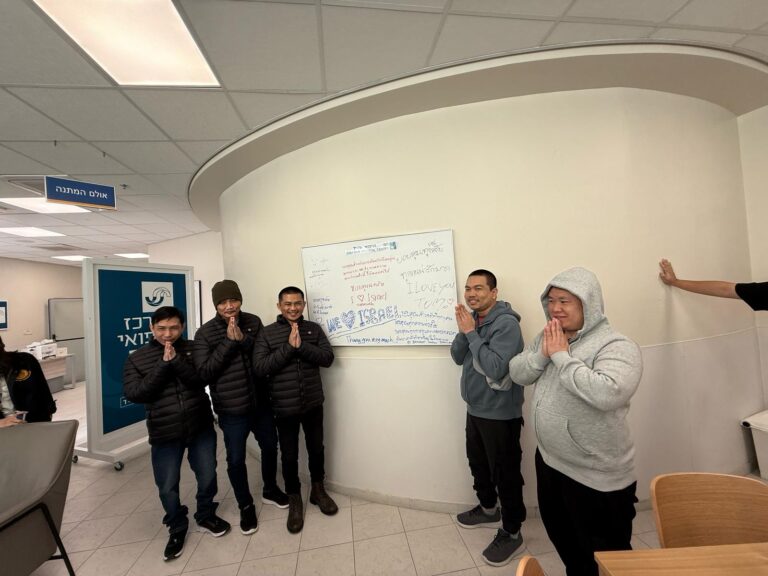 חמשת השבים מתאילנד עם שחרורם מבית החולים שמיר-אסף הרופא, לקראת חזרתם לתאילנד (צילום: המרכז הרפואי שמיר-אסף הרופא)
